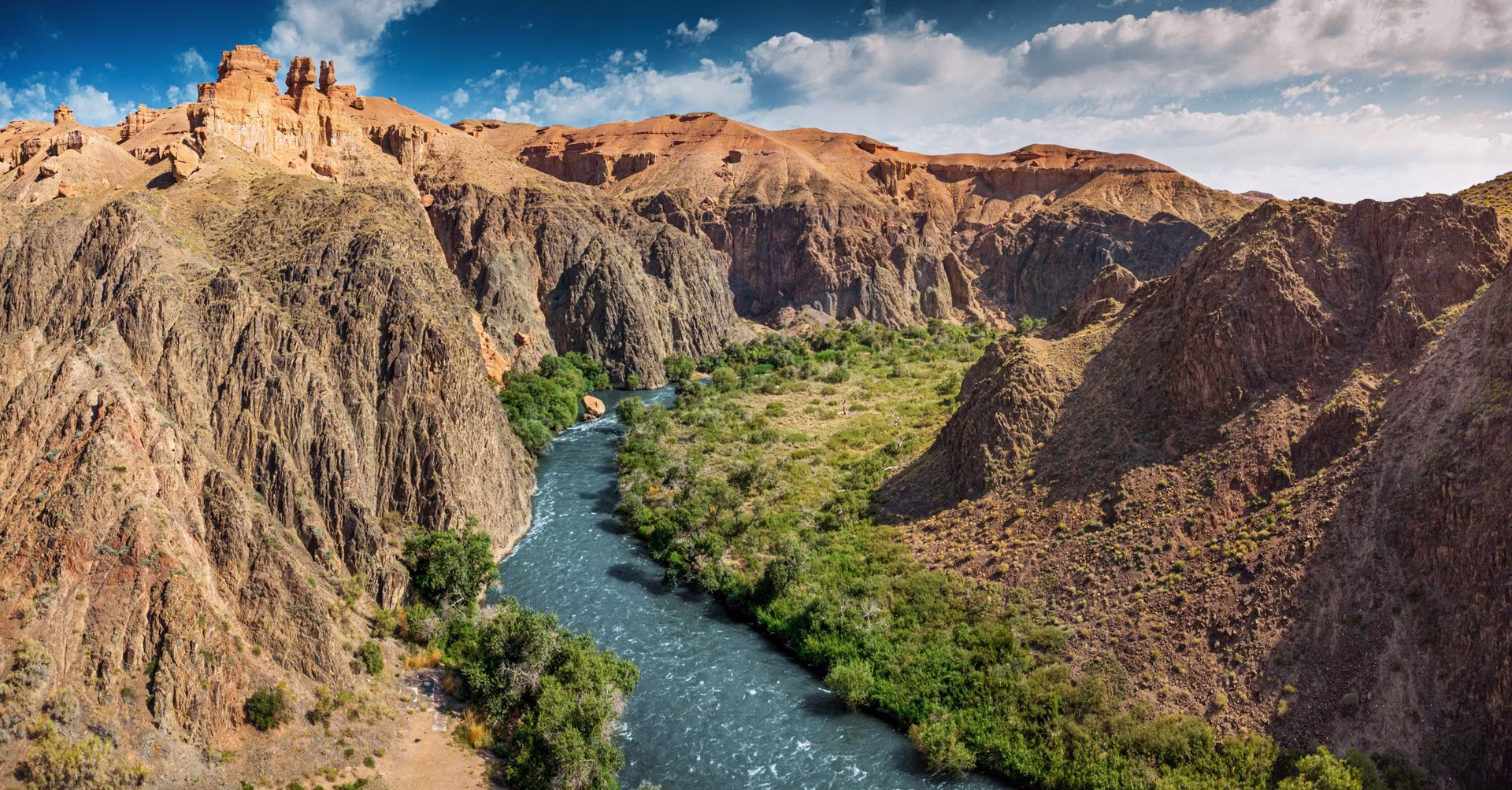 Between canyon and lakes
